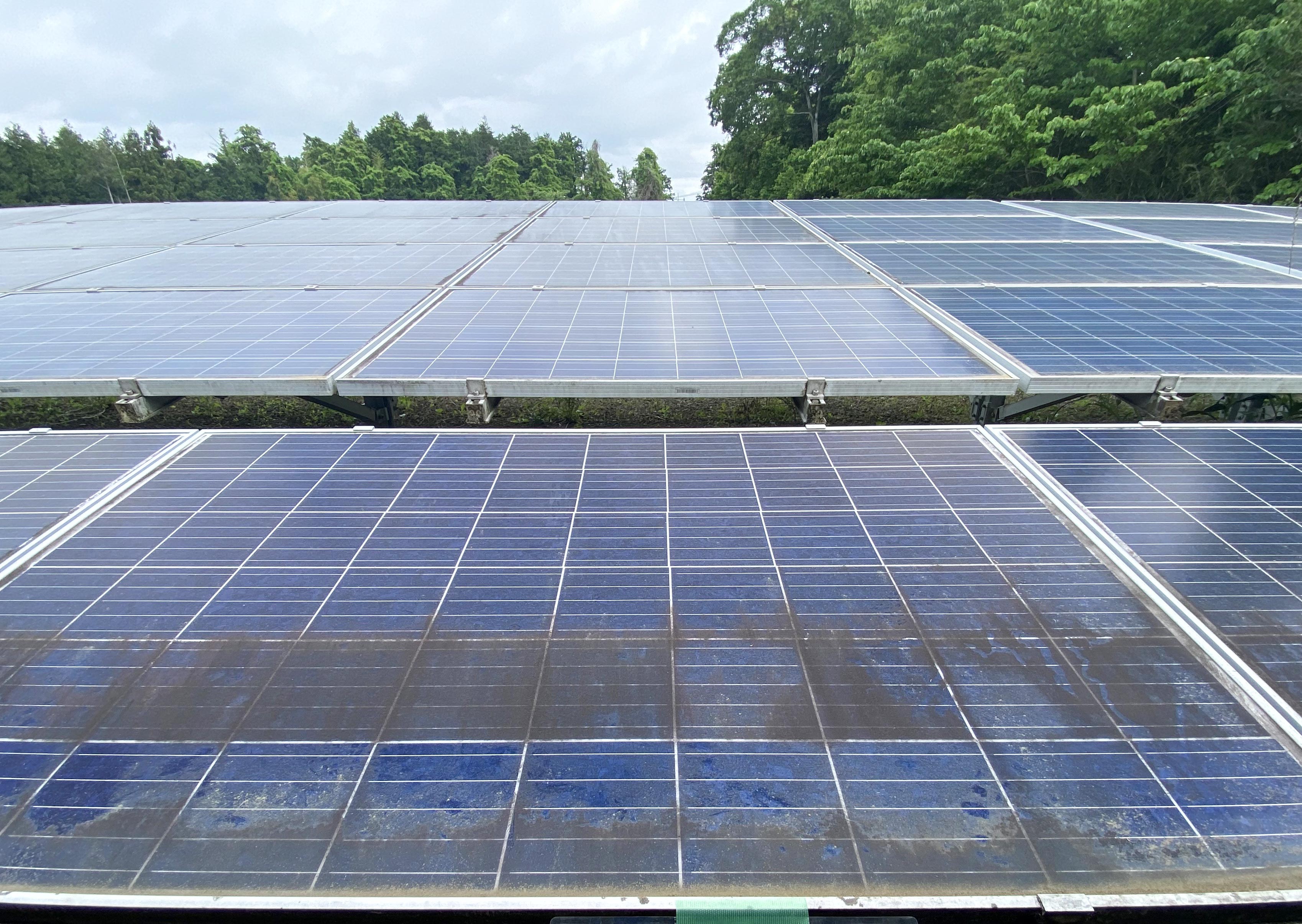 アマテラス洗浄機で洗浄前のソーラーパネル