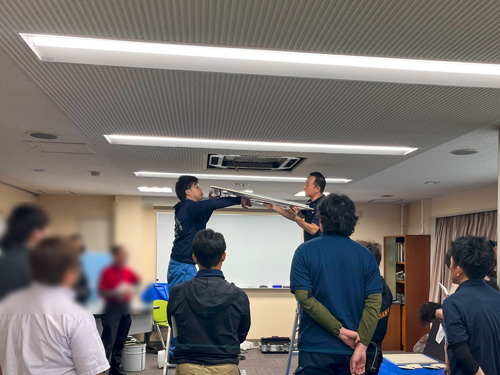 天カセエアコンを外している様子